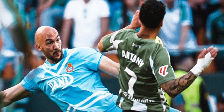 Marco Dmitrovic detiene el disparo de Antony durante el Real Betis - RCD Espanyol