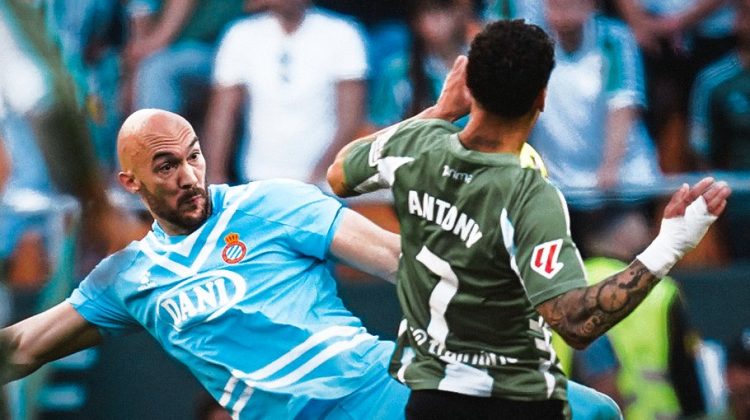 Marco Dmitrovic detiene el disparo de Antony durante el Real Betis - RCD Espanyol