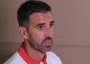 Juan Díaz ofreciendo una entrevista a los medios oficiales del Sevilla. | Imagen: página web Sevilla FC.