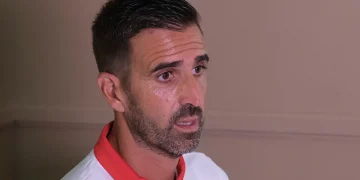 Juan Díaz ofreciendo una entrevista a los medios oficiales del Sevilla. | Imagen: página web Sevilla FC.