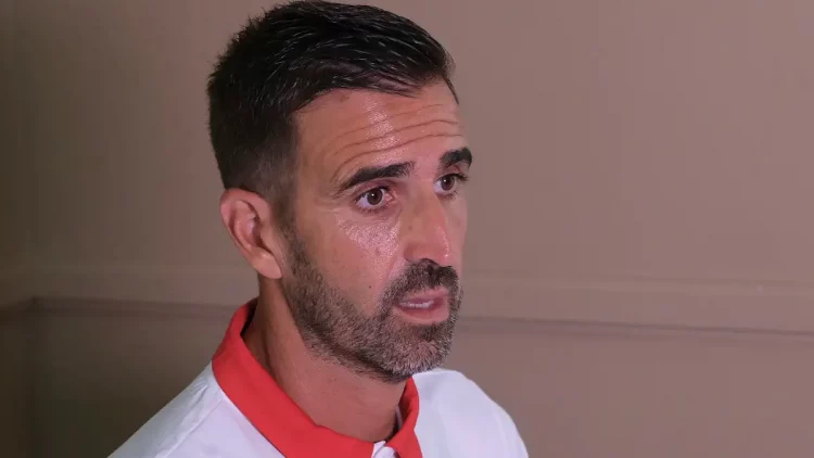 Juan Díaz ofreciendo una entrevista a los medios oficiales del Sevilla. | Imagen: página web Sevilla FC.