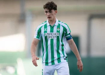 Mateo Flores disputando un partido con el filial del Real Betis. | Imagen: página web del Real Betis.