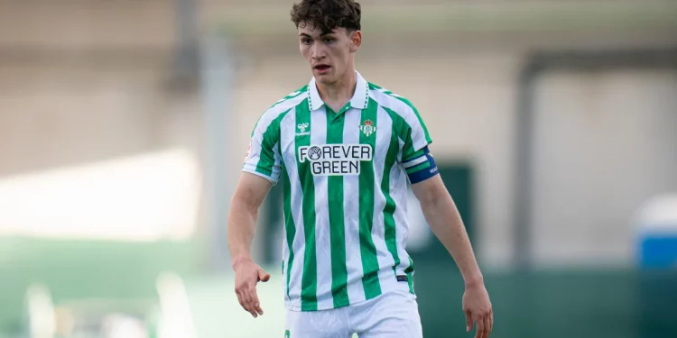 Mateo Flores disputando un partido con el filial del Real Betis. | Imagen: página web del Real Betis.