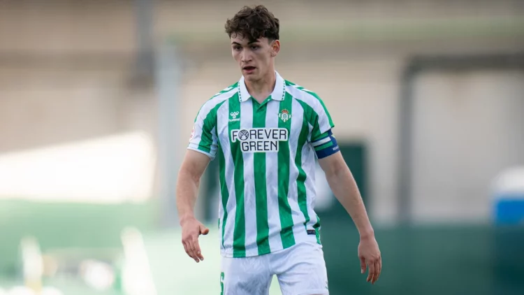 Mateo Flores disputando un partido con el filial del Real Betis. | Imagen: página web del Real Betis.