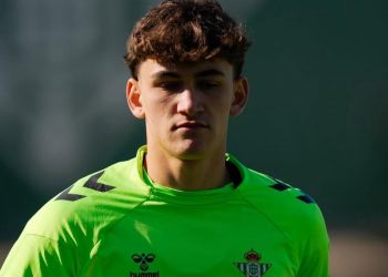Mateo Flores realizando un entrenamiento con el Betis. | Imagen: X.