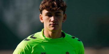 Mateo Flores realizando un entrenamiento con el Betis. | Imagen: X.