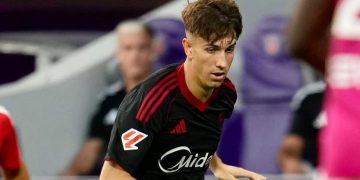 Miguel Sierra disputando un partido con el Sevilla. | Imagen: perfil de X @ZonaMixta__.