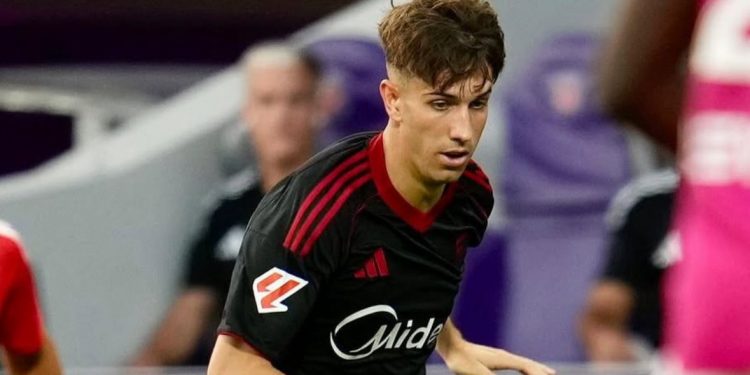 Miguel Sierra disputando un partido con el Sevilla. | Imagen: perfil de X @ZonaMixta__.