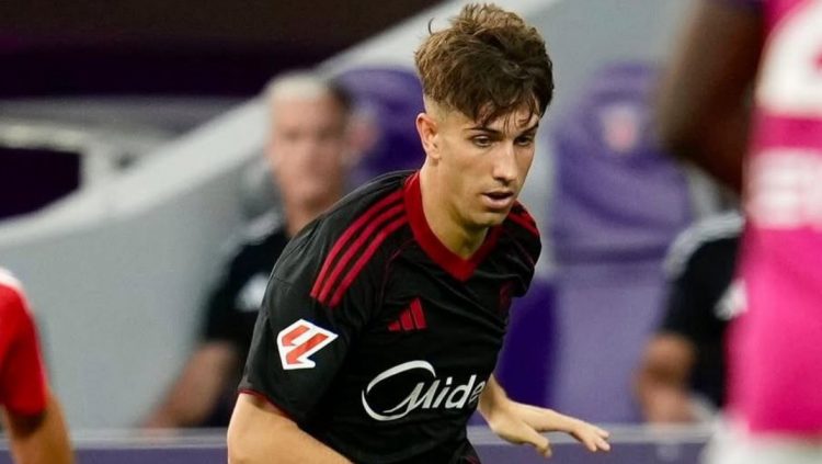 Miguel Sierra disputando un partido con el Sevilla. | Imagen: perfil de X @ZonaMixta__.