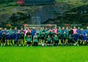 Plantilla del Real Betis posando sobre el Estadio Municipal de Braga. | Imagen: perfil de X @RealBetis.