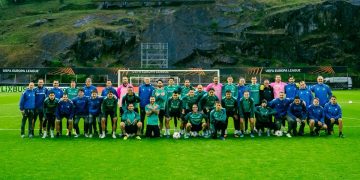 Plantilla del Real Betis posando sobre el Estadio Municipal de Braga. | Imagen: perfil de X @RealBetis.