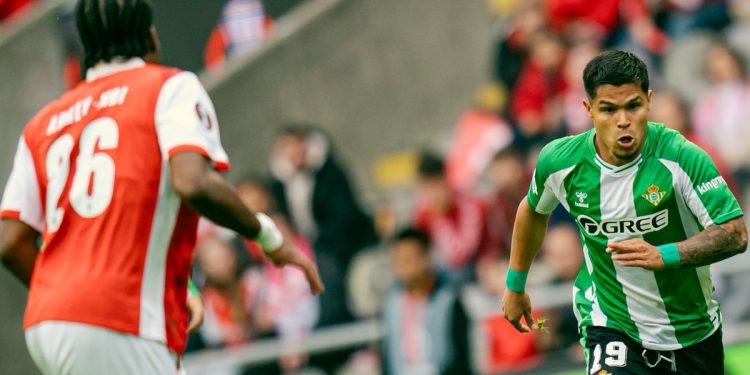 Cucho Hernández conduciendo el balón en el Sporting de Braga-Betis. | Imagen: perfil de X @RealBetis.