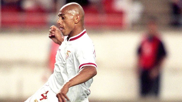 Darío Silva disputando un partido con el Sevilla. | Imagen: X.