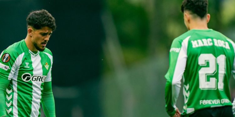 Pablo Fornals y Marc Roca durante el Sporting de Braga-Real Betis. | Imagen: perfil de X @RealBetis.