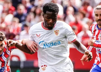 Agoumé disputando el balón contra Julián Alvarez en un Sevilla-Atlético de Madrid. | Imagen: página web Sevilla FC.