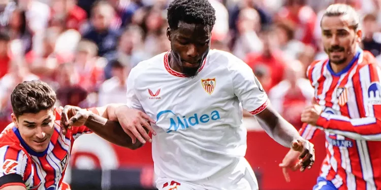 Agoumé disputando el balón contra Julián Alvarez en un Sevilla-Atlético de Madrid. | Imagen: página web Sevilla FC.