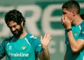 Isco y Altimira dialogando en un entrenamiento del Betis. | Imagen: perfil de X @RealBetis.