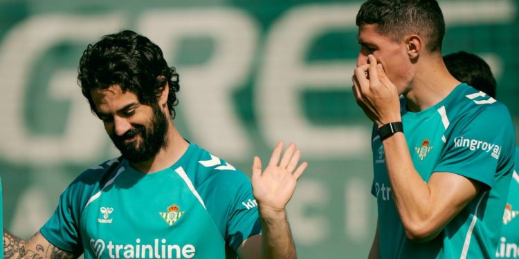 Isco y Altimira dialogando en un entrenamiento del Betis. | Imagen: perfil de X @RealBetis.