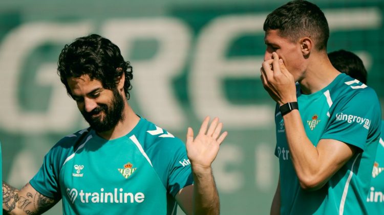 Isco y Altimira dialogando en un entrenamiento del Betis. | Imagen: perfil de X @RealBetis.