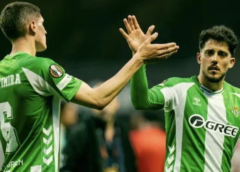 Pablo Fornals chocando la mano con Altimira en el Sporting de Braga-Betis. | Imagen: página web Real Betis.