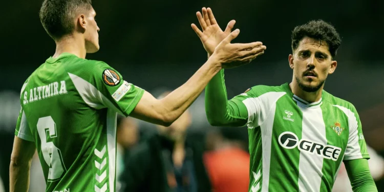 Pablo Fornals chocando la mano con Altimira en el Sporting de Braga-Betis. | Imagen: página web Real Betis.