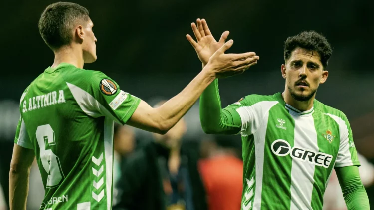 Pablo Fornals chocando la mano con Altimira en el Sporting de Braga-Betis. | Imagen: página web Real Betis.