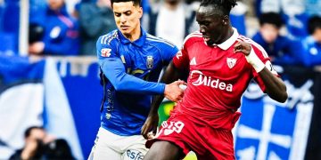 Batista Mendy disputando el balón en una acción del Oviedo vs Sevilla. | Imagen: perfil de X @SevillaFC.