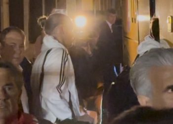 Llegada del Sevilla al aeropuerto tras el partido en el Real Oviedo. | Imagen: perfil de X @ZonaMixta__.