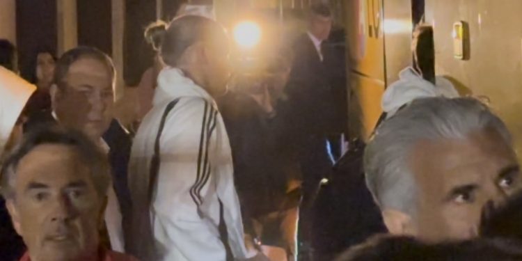 Llegada del Sevilla al aeropuerto tras el partido en el Real Oviedo. | Imagen: perfil de X @ZonaMixta__.