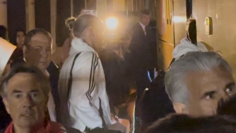 Llegada del Sevilla al aeropuerto tras el partido en el Real Oviedo. | Imagen: perfil de X @ZonaMixta__.