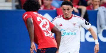Vargas encarando a un jugador rojillo en el Osasuna-Sevilla. | Imagen: perfil de X @SevillaFC.