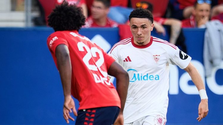 Vargas encarando a un jugador rojillo en el Osasuna-Sevilla. | Imagen: perfil de X @SevillaFC.