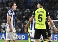 Oyarzabal dialogando con Marc Bartra durante un Real Sociedad-Betis. | Imagen: perfil de X @ZonaMixta__.
