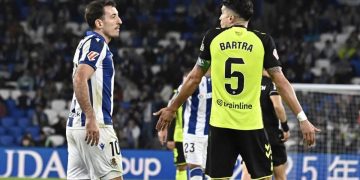 Oyarzabal dialogando con Marc Bartra durante un Real Sociedad-Betis. | Imagen: perfil de X @ZonaMixta__.