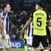 Oyarzabal dialogando con Marc Bartra durante un Real Sociedad-Betis. | Imagen: perfil de X @ZonaMixta__.