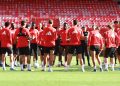 Plantilla del Sevilla escuchando una charla durante un entrenamiento. | Imagen: Twitter: @SevillaFC.