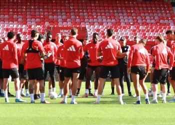 Plantilla del Sevilla escuchando una charla durante un entrenamiento. | Imagen: Twitter: @SevillaFC.