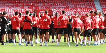 Plantilla del Sevilla escuchando una charla durante un entrenamiento. | Imagen: Twitter: @SevillaFC.