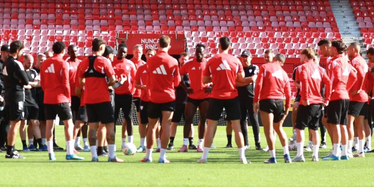 Plantilla del Sevilla escuchando una charla durante un entrenamiento. | Imagen: Twitter: @SevillaFC.