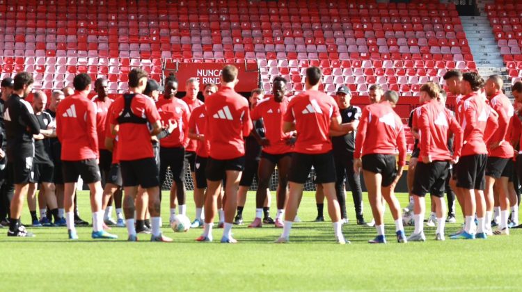 Plantilla del Sevilla escuchando una charla durante un entrenamiento. | Imagen: Twitter: @SevillaFC.