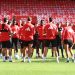 Plantilla del Sevilla escuchando una charla durante un entrenamiento. | Imagen: Twitter: @SevillaFC.