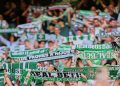 Aficionados del Real Betis desplegando sus bufandas. | Imagen: perfil de X @RealBetis.