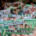 Aficionados del Real Betis desplegando sus bufandas. | Imagen: perfil de X @RealBetis.