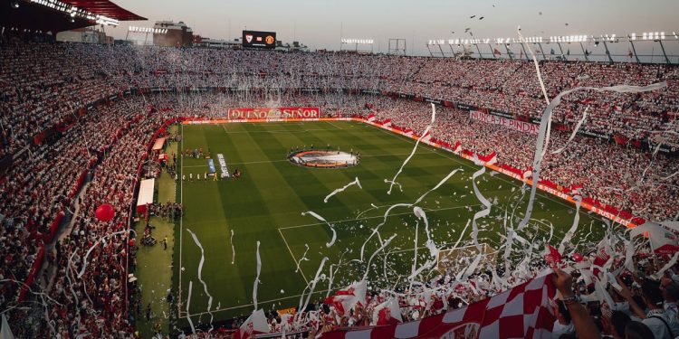 La afición del Sevilla recibiendo a los jugadores en el partido que tuvo lugar contra el Manchester United. | Imagen: X.