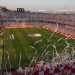 La afición del Sevilla recibiendo a los jugadores en el partido que tuvo lugar contra el Manchester United. | Imagen: X.