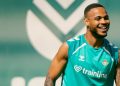 Natan realizando un ejercicio en un entrenamiento del Betis. | Imagen: perfil de X @RealBetis.