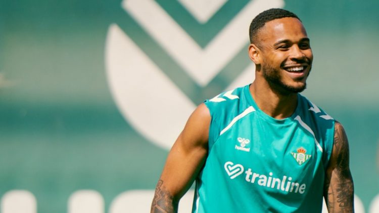 Natan realizando un ejercicio en un entrenamiento del Betis. | Imagen: perfil de X @RealBetis.