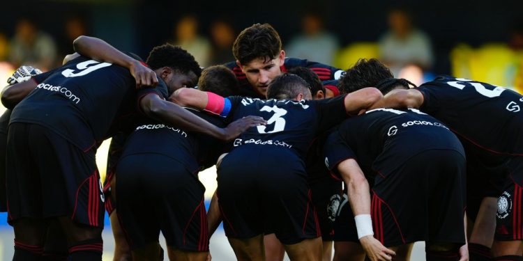 Jugadores del Sevilla haciendo piña ante el Villarreal. | Imagen: X.