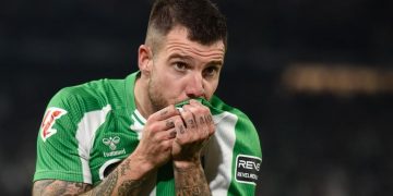 Aitor Ruibal besando el escudo del Real Betis. | Imagen: X.