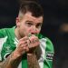 Aitor Ruibal besando el escudo del Real Betis. | Imagen: X.
